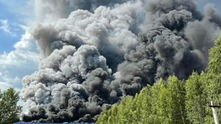 Мощный пожар в США: В Пенсильвании второй день не могут потушить огонь на транспортном складе