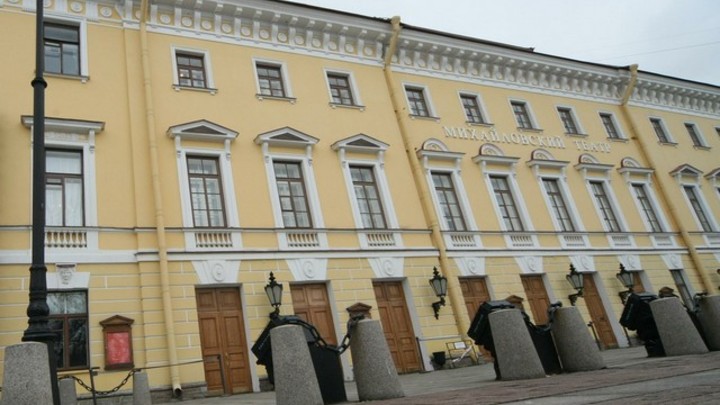 Работники Михайловского театра поехали добровольцами на спецоперацию