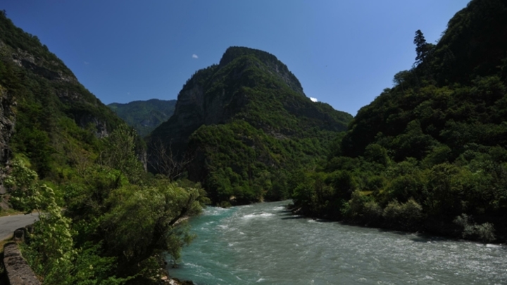 Неизвестную группу вооруженных людей разыскивают в горах Абхазии