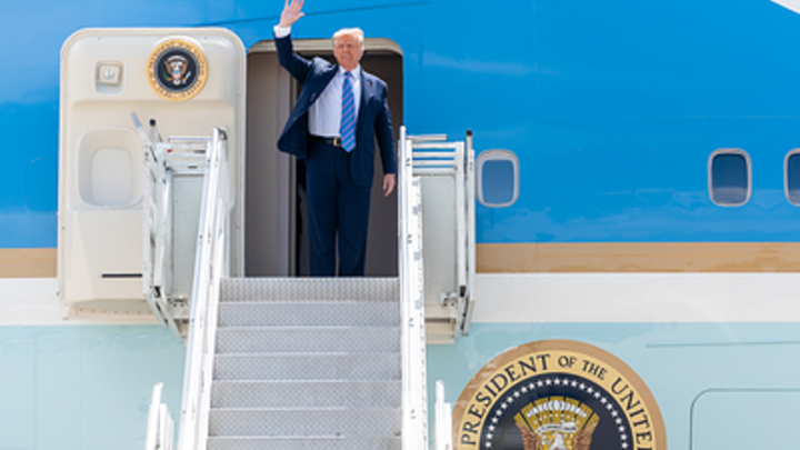 Такого никто не ожидал: Трамп с каменным лицом вошёл  в зал суда
