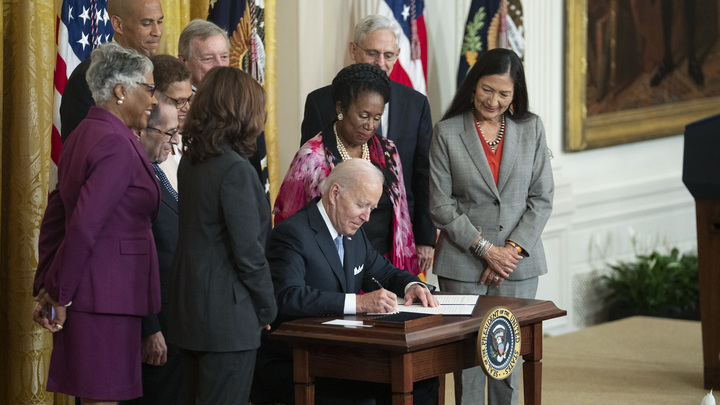 Как конфузы снижают рейтинг Байдена: президент США перепутал сразу двух министров