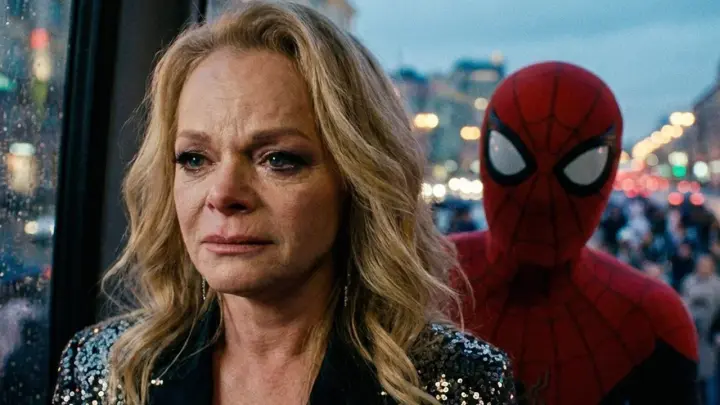 В Москве арестовали Человека-Паука, пришедшего на процесс по делу Долиной