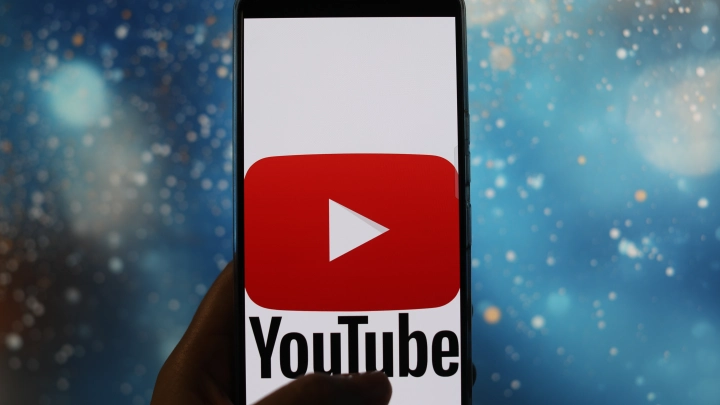 YouTube устанавливает более строгие правила для монетизации ИИ-контента