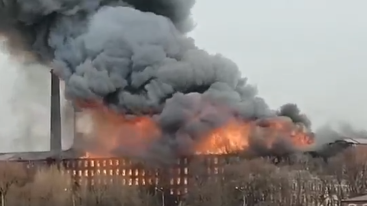 СМИ: во время тушения пожара на «Невской мануфактуре» погиб сотрудник МЧС