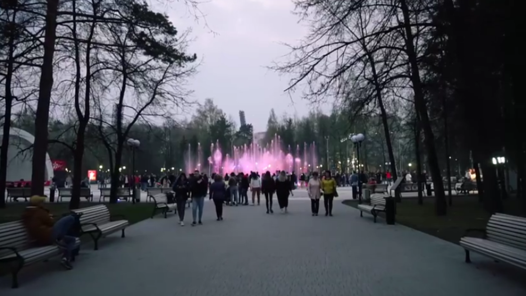 Лазерное шоу в центральном парке новосибирска 2025. Праздник 1 мая в центральном парке новосибирск видео.