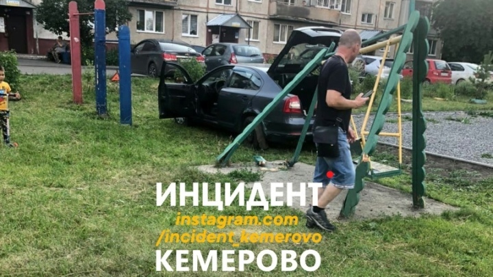 В Кемерове машина врезалась в качели на детской площадке