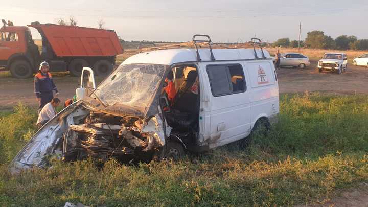 Один человек скончался, 10 пострадали: В Ростовской области произошла авария с микроавтобусом