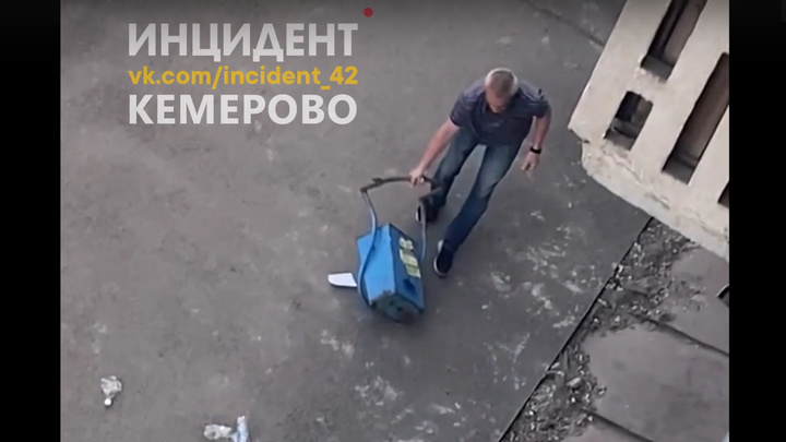 В Кемерове мужчина урной разбил окна управляющей компании