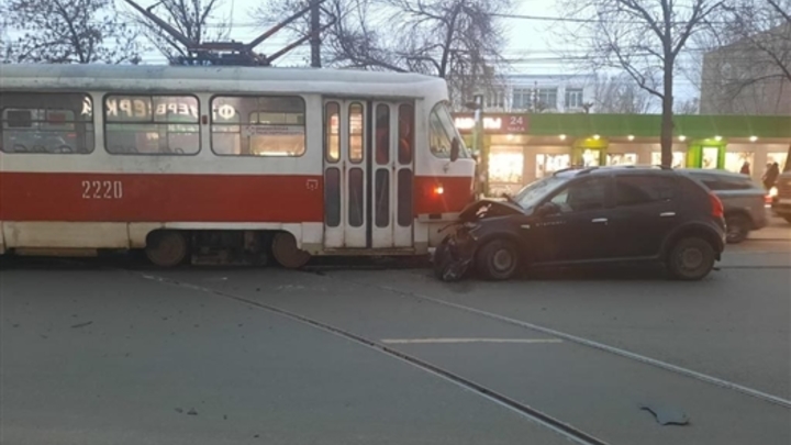 В Самаре у ТЦ Аврора легковушка врезалась в трамвай