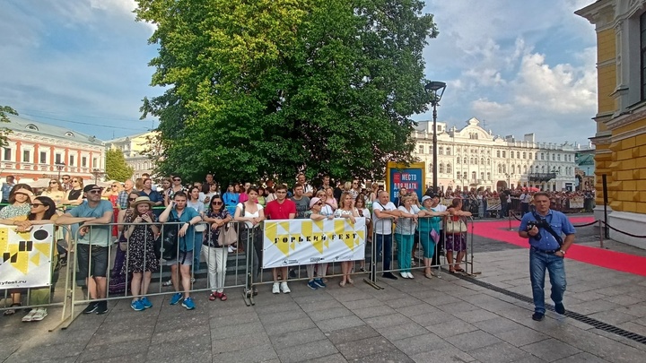 Кристина Асмус и Анна Снаткина приехали на открытие феcтиваля Горький fest