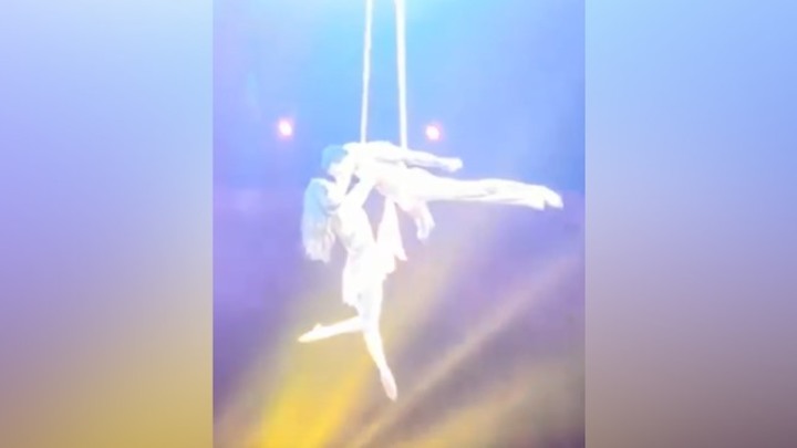 Падение воздушной гимнастки в цирке Омска попало на видео