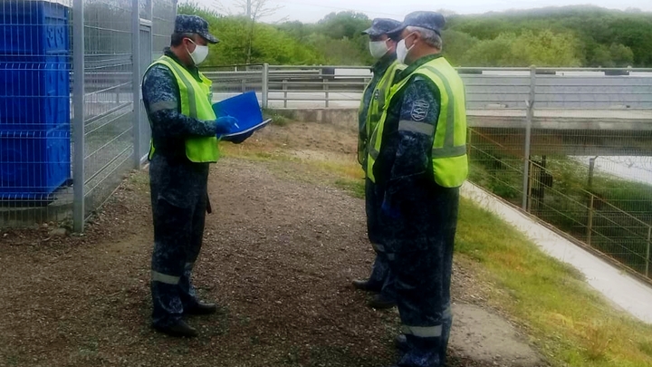 На Кубани сотрудники Минтранса спасли женщину от прыжка с моста