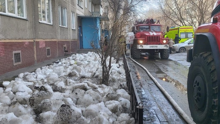 В девятиэтажке на Гусинобродском шоссе в Новосибирске загорелась квартира