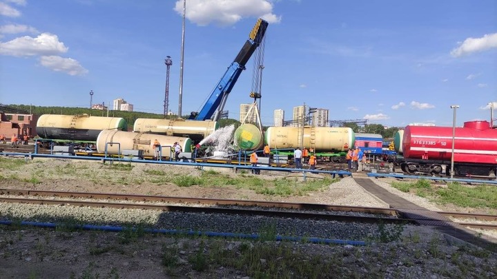 При сходе вагонов в Екатеринбурге разлилось дизельное топливо