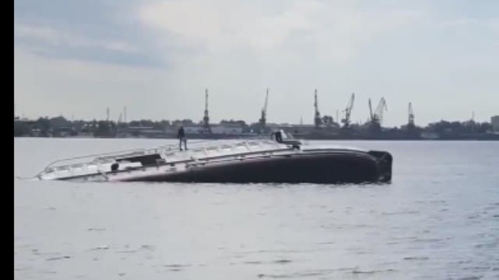 В Самаре подняли со дна теплоход, затонувший 5 июня   