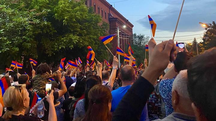 В столице Карабаха стартовал всенародный митинг по призыву госминистра Варданяна