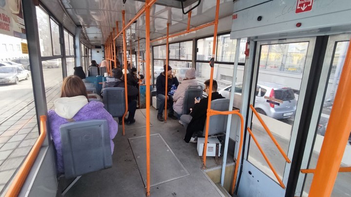 В Новосибирске автобус протащил по улице ребёнка с зажатой дверями ногой
