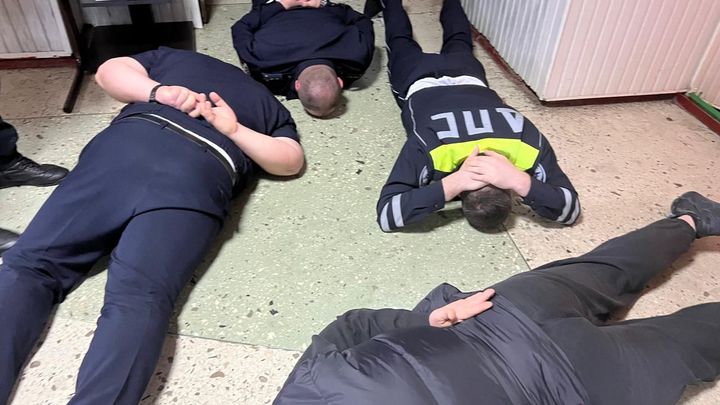 Доброе утро! Спецназ ворвался в пункт сдачи экзаменов в ГИБДД и обнаружил интересное