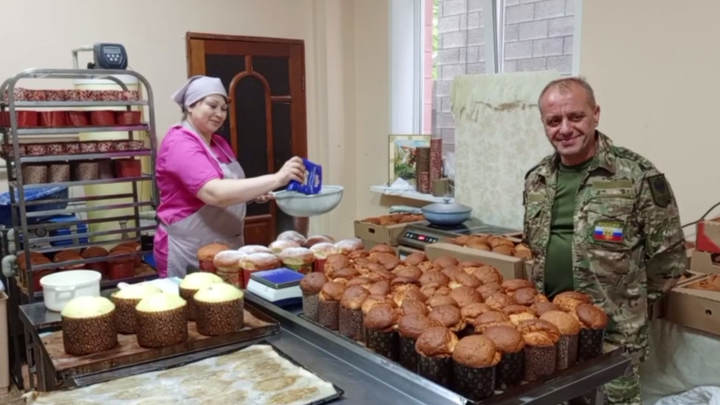 По-домашнему, как бабушки учили: Многодетная мать выпекает куличи для русских бойцов