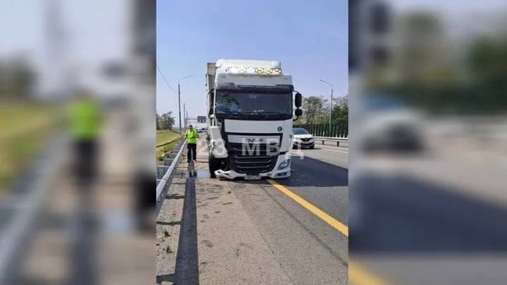 На трассе под Кореновском фура столкнулась с припаркованной легковушкой