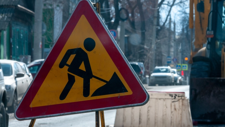 В Благовещенске Lexus перепрыгнул коммунальные раскопки: Водитель уходил от ДПС. Эпичное видео