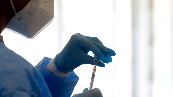 Вирусолог Нетёсов опроверг опасность вакцинации при высоком уровне антител