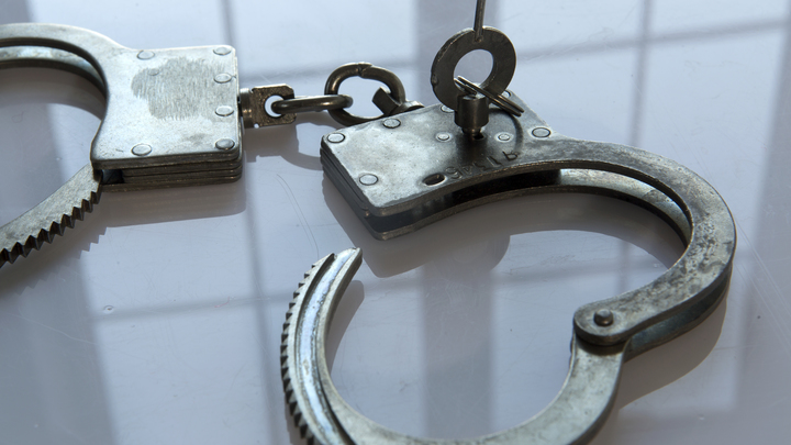 Запорожские полицейские задержали закопавшего четыре автомата мужчину