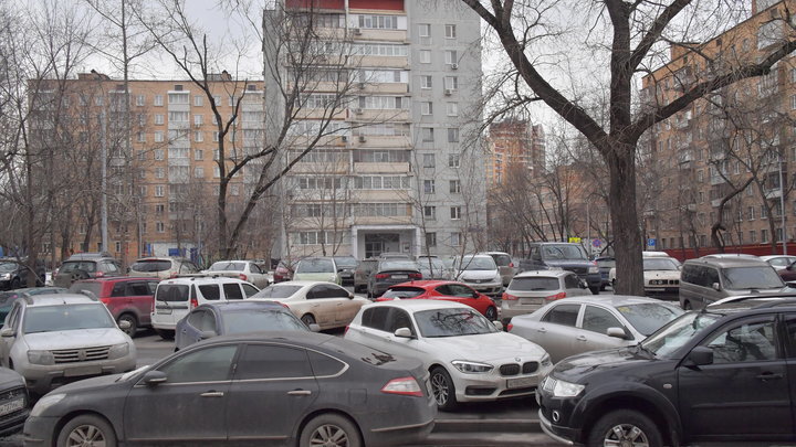 Неизвестные проткнули колёса пяти автомобилей на Шлюзе в Новосибирске