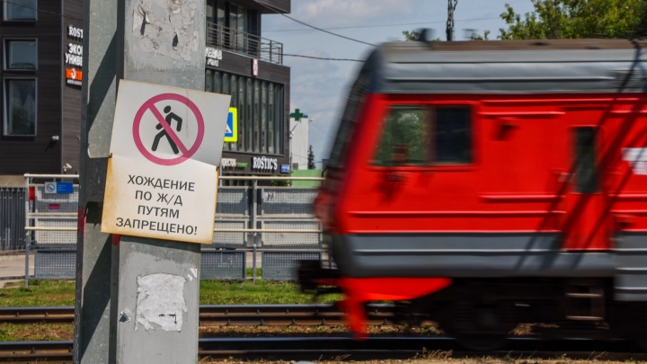 Два человека погибли под колёсами поезда в Подмосковье