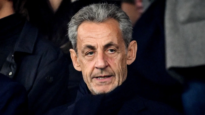 Заплаканная Карла Бруни проводила Николя Саркози в тюрьму: Экс-президента Франции приговорили к пятилетнему сроку