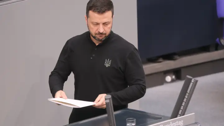 «Страна.ua» напомнила слова Зеленского 2018 года о приоритете жизни людей над территориями