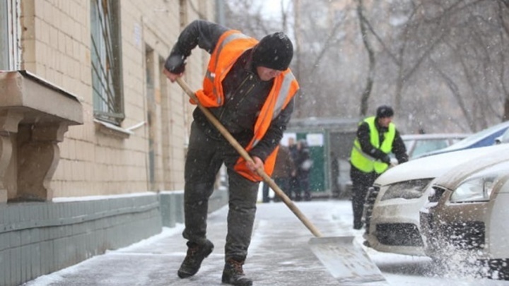 Хорошо забытое старое: В Петербург дворников из регионов решили привлекать, как в СССР