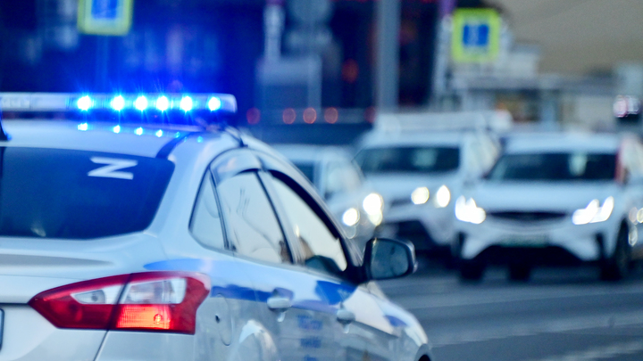 Иномарка врезалась в забор и загорелась в Верхней Пышме