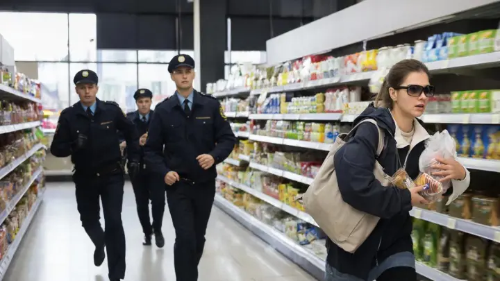 Замять не получилось: Чиновница обворовывала супермаркет, а когда поймали, начала качать права