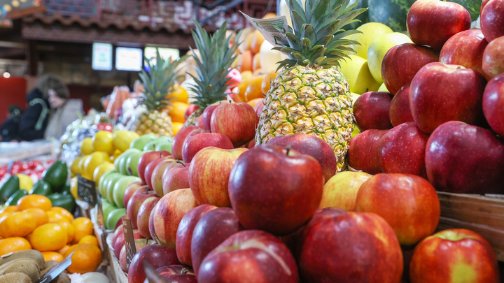 Чернослив с вазелином и пыльный орешек: Как мигранты обманывают на рынке - откровения продавцов и покупателей