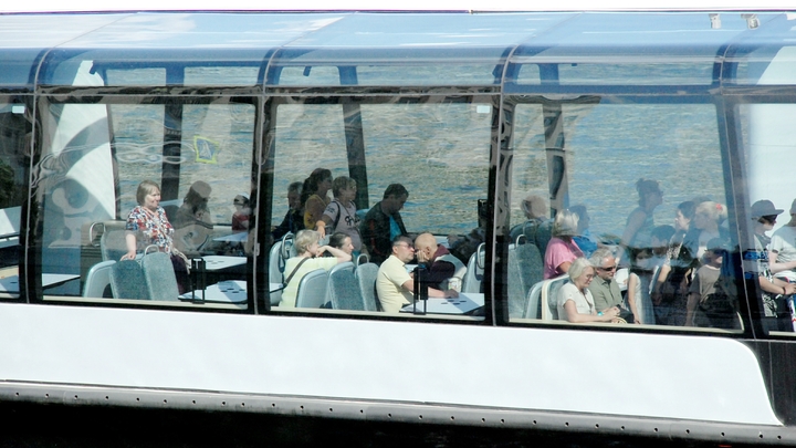 Прогулочный теплоход с людьми на борту протаранил пристань в Ульяновске