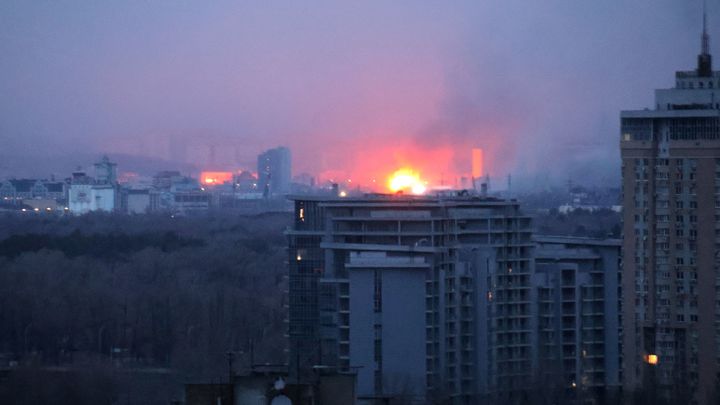 В Сети появилось эффектное видео ночных ударов ВС России по городу Стрый