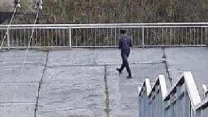 Полиция Кузбасса установила личность следящего за детьми мужчины