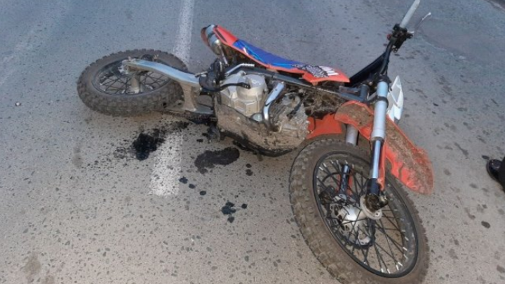 В Бердске водитель питбайка погиб в столкновении с припаркованной Mazda