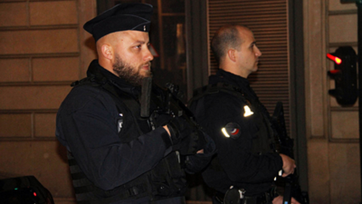 В Париже знали о «террористическом прошлом» напавшего на полицейских