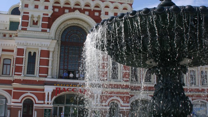 Многолетний забор на Нижегородской ярмарке начали сносить
