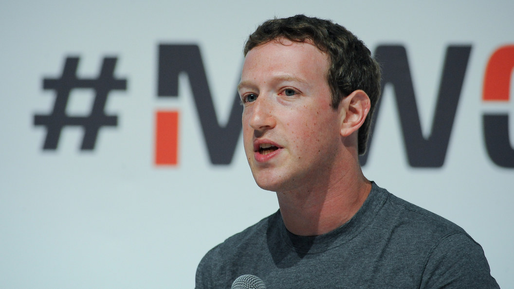 Facebook против Apple: Основатель соцсети наехал на производителя iPhone Facebook против Apple: Основатель соцсети наехал на производителя iPhone