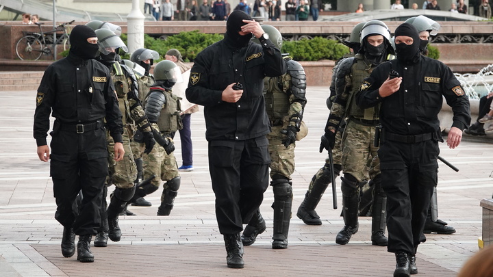 ОМОН, водомёты и драники: Толпа протестующих в Минске подошла к резиденции Лукашенко