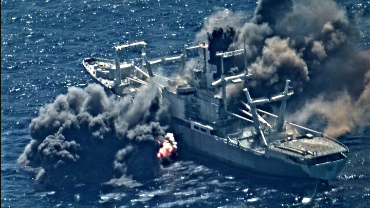 Американцы еле утопили списанный корабль. Ракетная утилизация старичка попала на видео