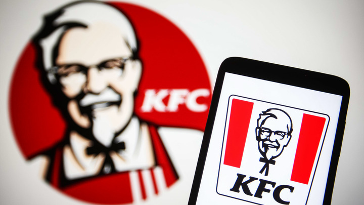 В Германии основатель ресторанов KFC полковник Сандерс пригласил всех “цып” с Украины в постель