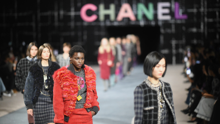 Chanel теперь не продают русским: скандал с участием блогерши из России вышел на официальный уровень
