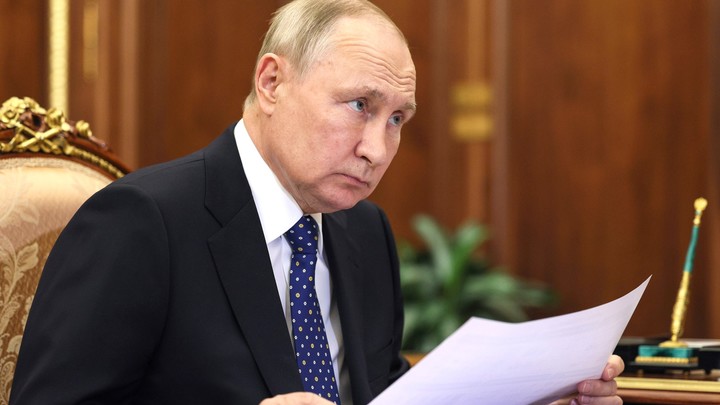 Неудобно получилось: Политики демонизируют Путина - простые европейцы скупают книги о президенте