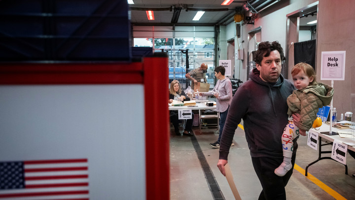 В США стартовало голосование на промежуточных выборах в Конгресс