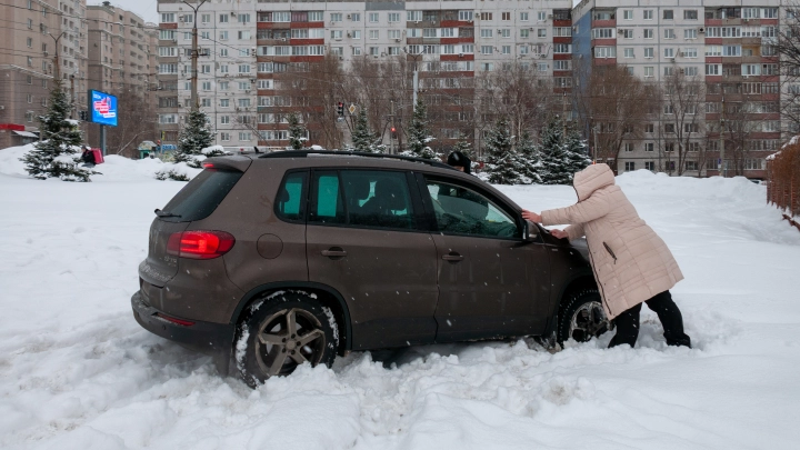 Эксперт рассказал, как выбраться из снежного плена: советы и рекомендации для водителей