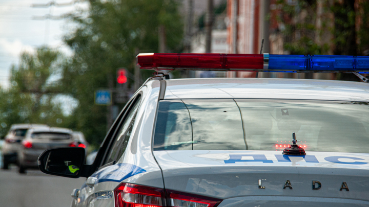 SHOT: в Электроуглях девушка подожгла полицейскую машину по указу мошенников